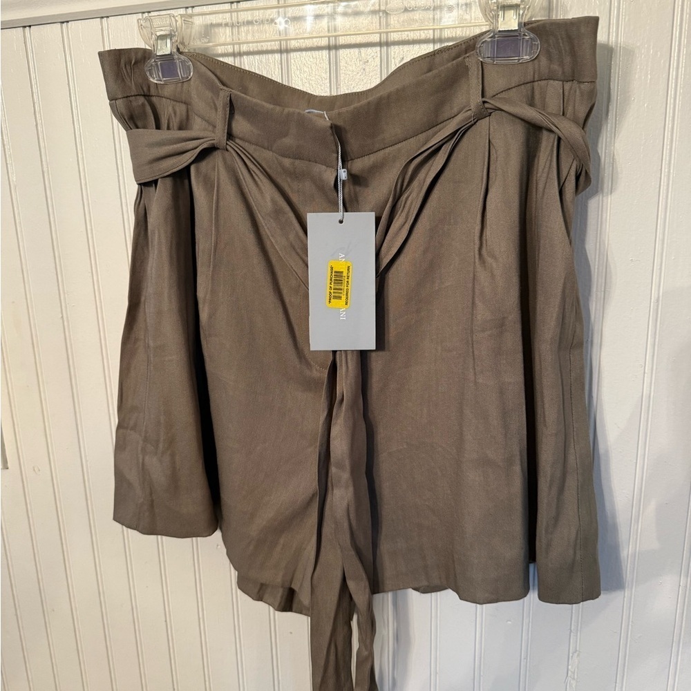 New with tags Antonio Melani Olive Linen Shorts 12